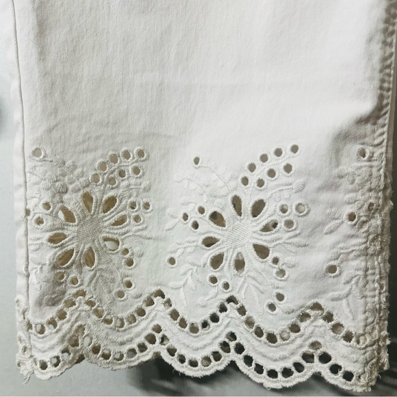 Women’s White Stretch Capris High Rise Sz 6 Eyelet Hem Coastal Vacay Feminine - Picture 2 of 6